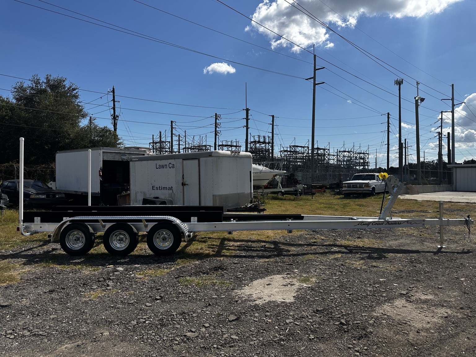 Full side profile of a 10.5K triple-axle trailer