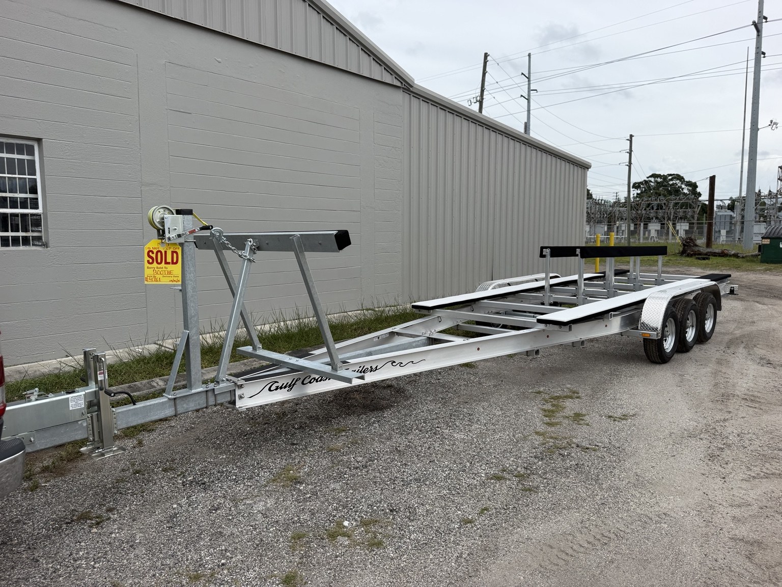18K catamaran trailer · Full front view