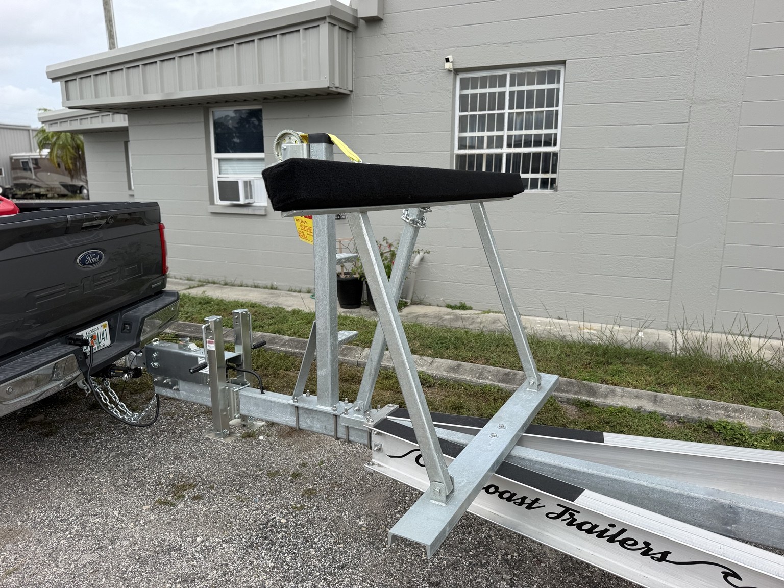 18K catamaran trailer · Bow supports