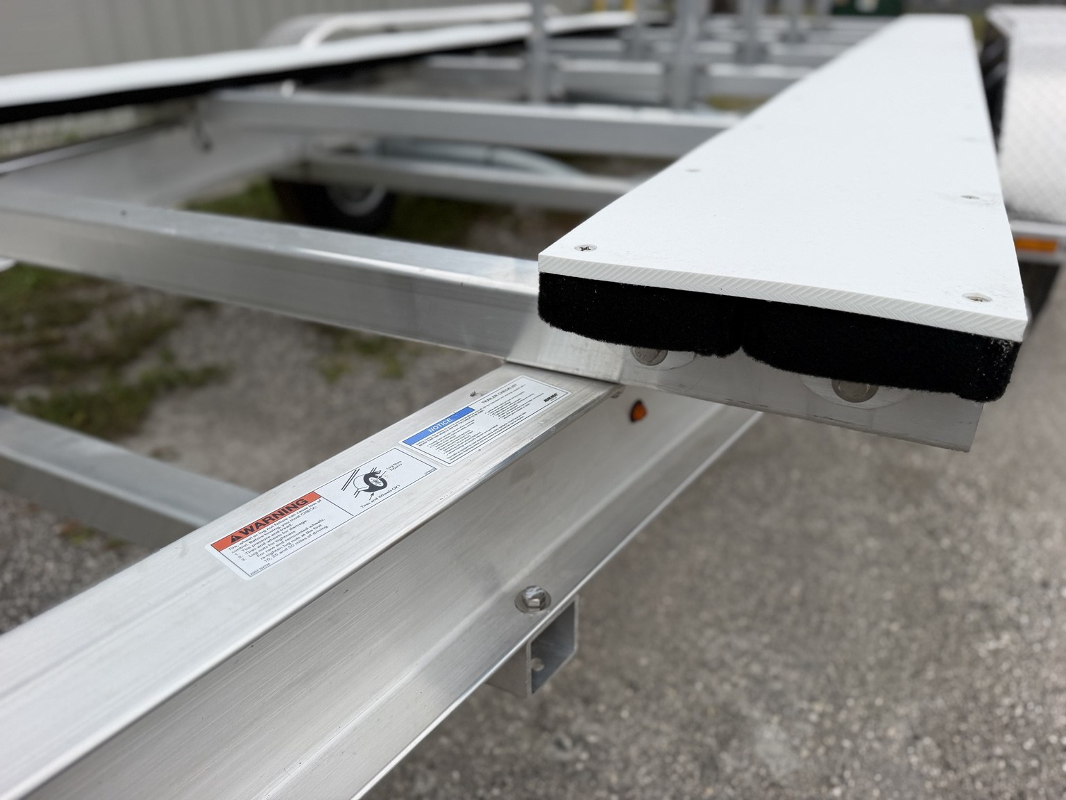 18K catamaran trailer · Flat hull-support bunk
