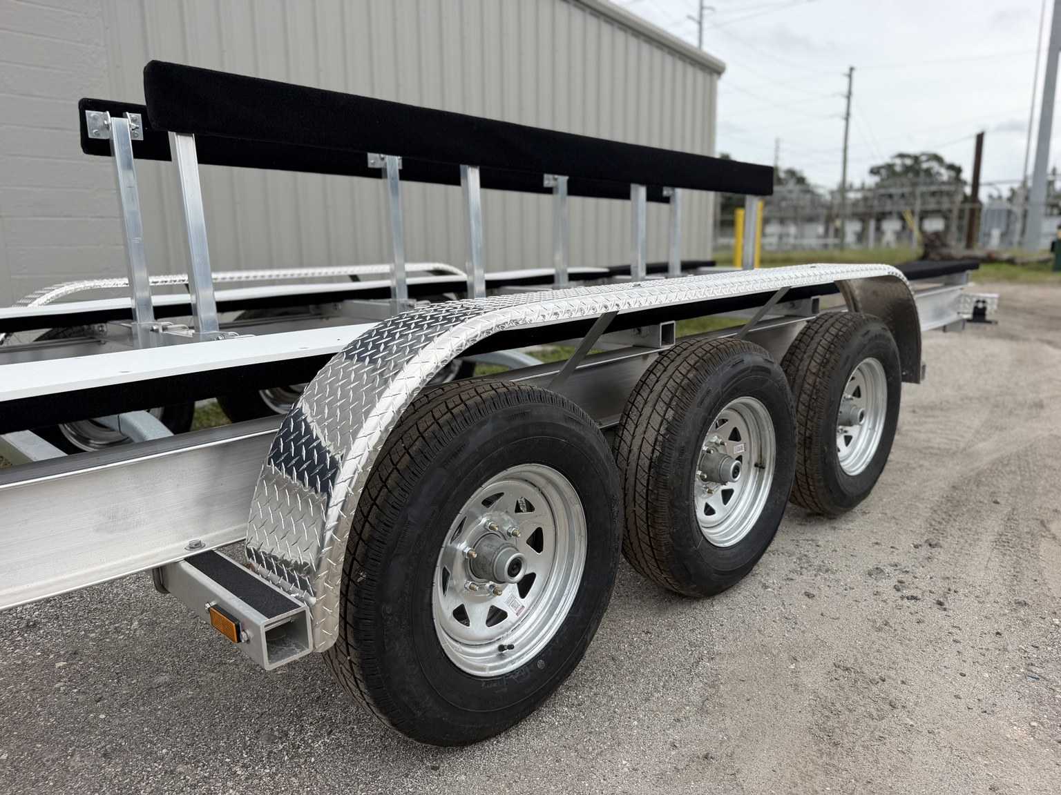 18K catamaran trailer · Triple wheels and fenders