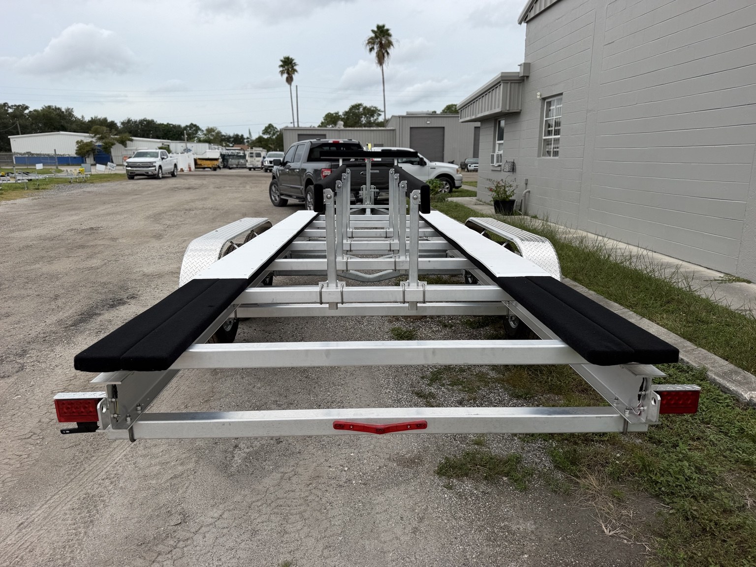 18K catamaran trailer · Rear hull supports