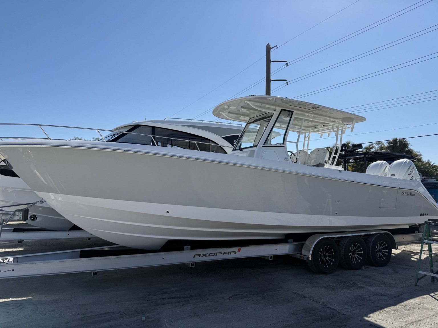 EdgeWater 30–35 ft · Hull support and triple-axle detail