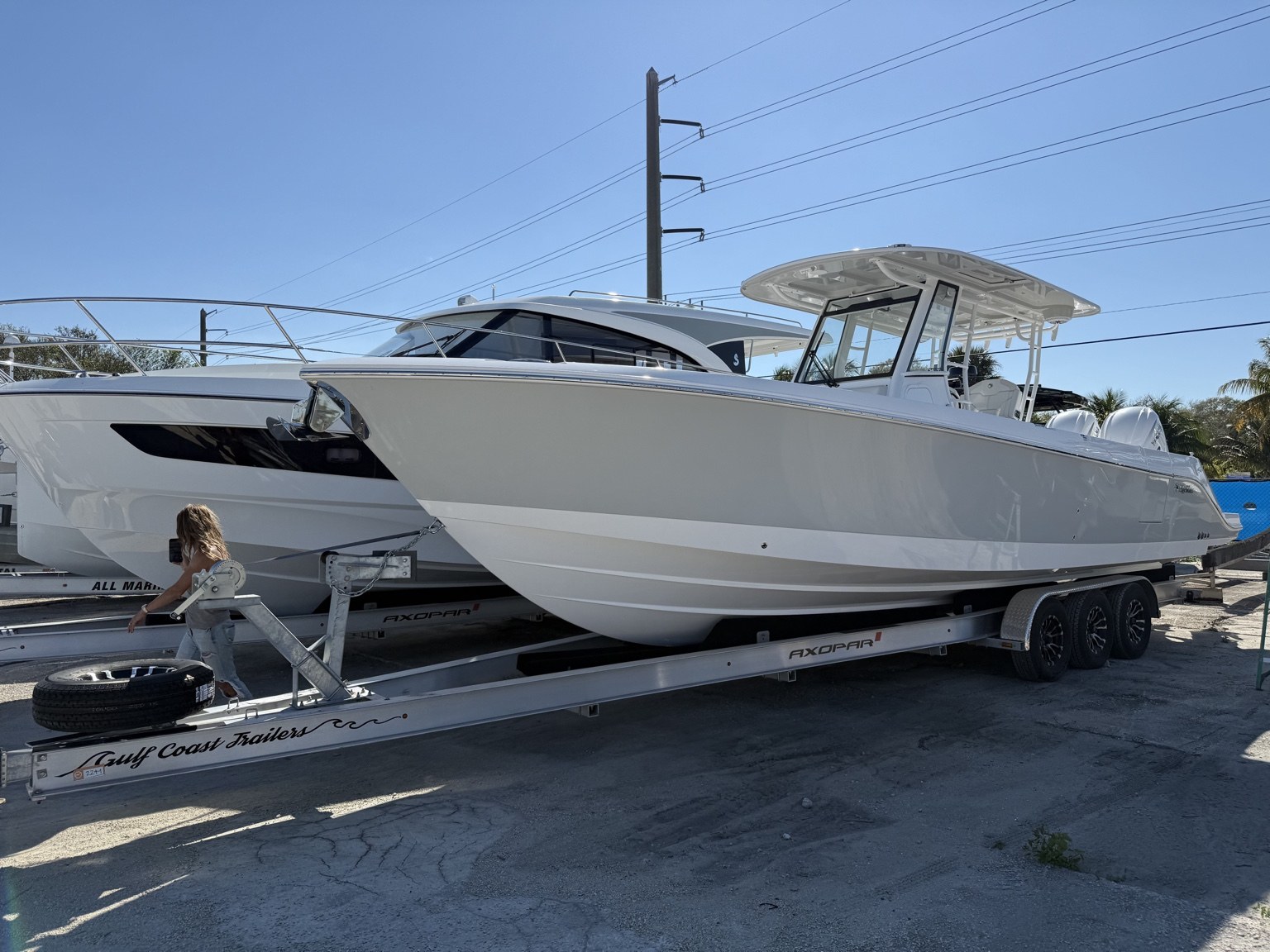 EdgeWater 30–35 ft · Front three-quarter view