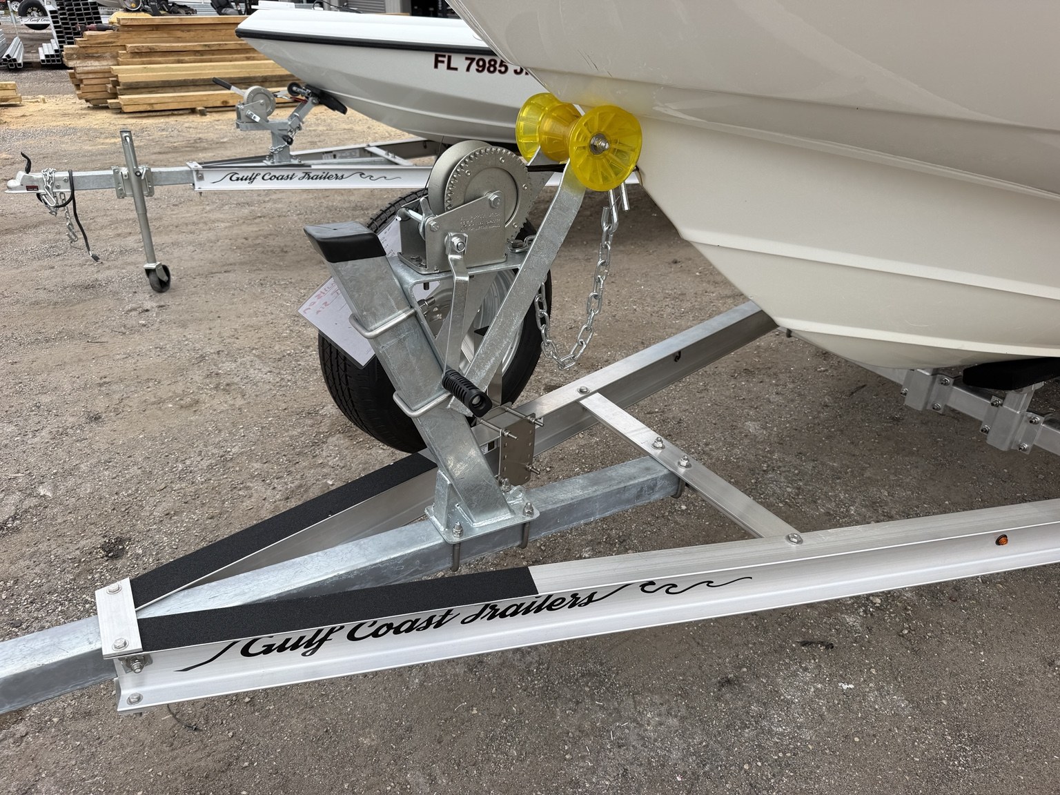 Single-axle trailer · Bow fit and winch support