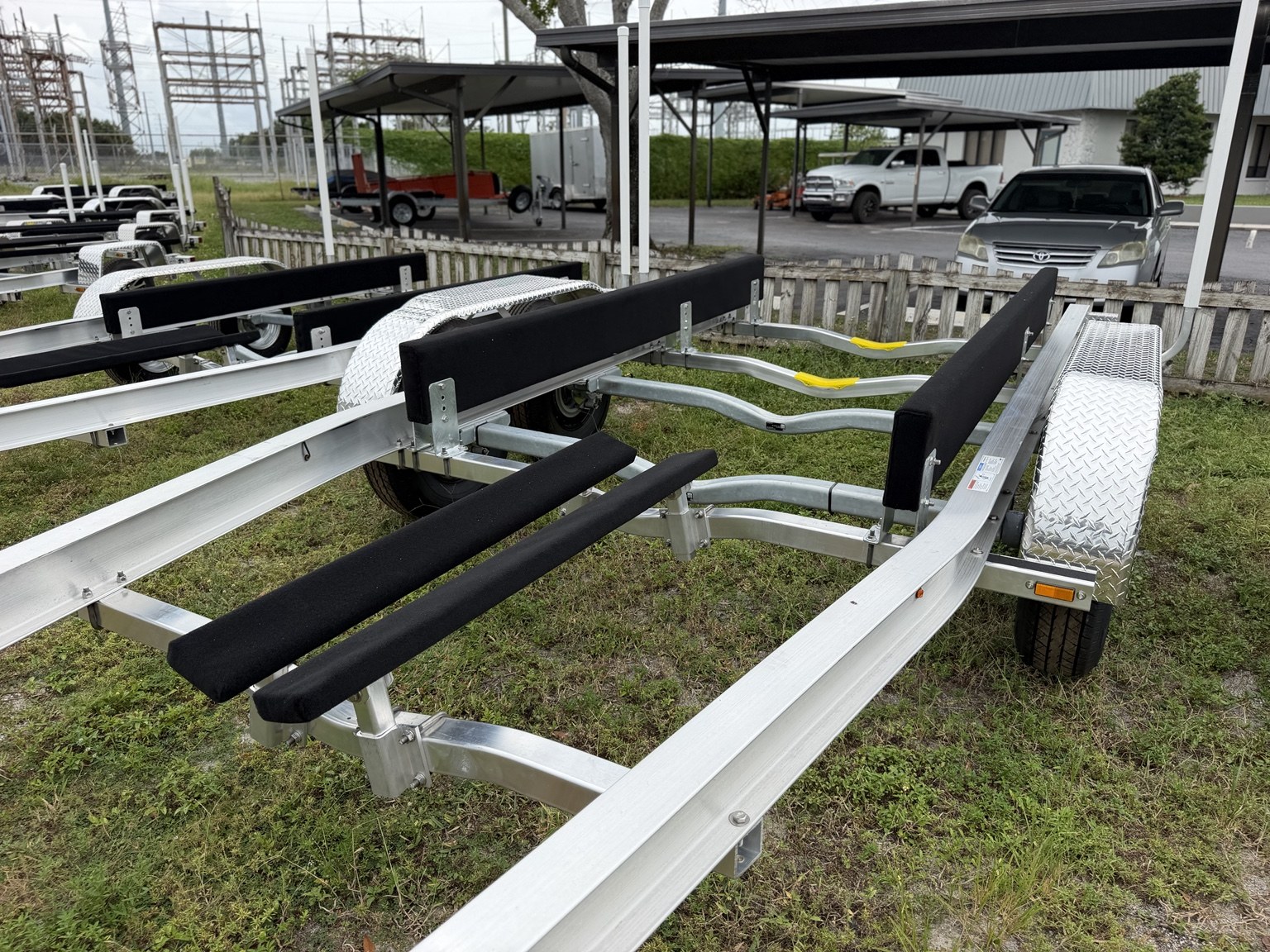 Heavy-duty tandem · Forward hull-support bunks