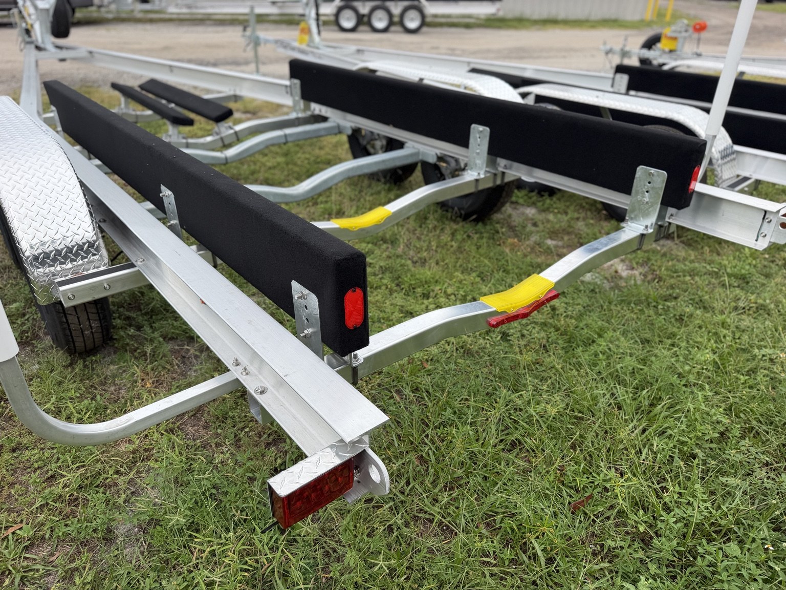 Heavy-duty tandem · Rear lights and guide poles