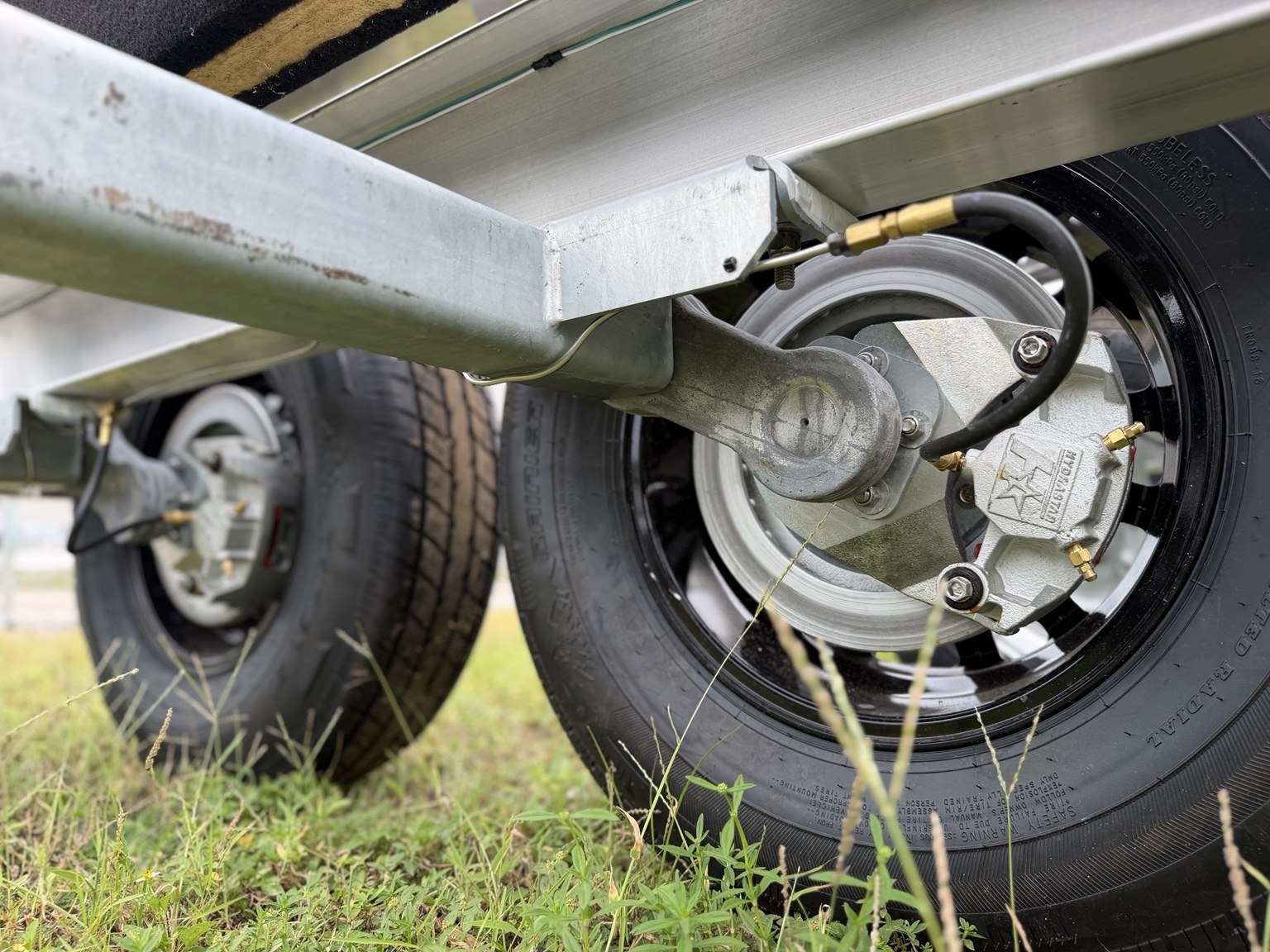 Heavy-duty tandem · Disc brake and axle detail