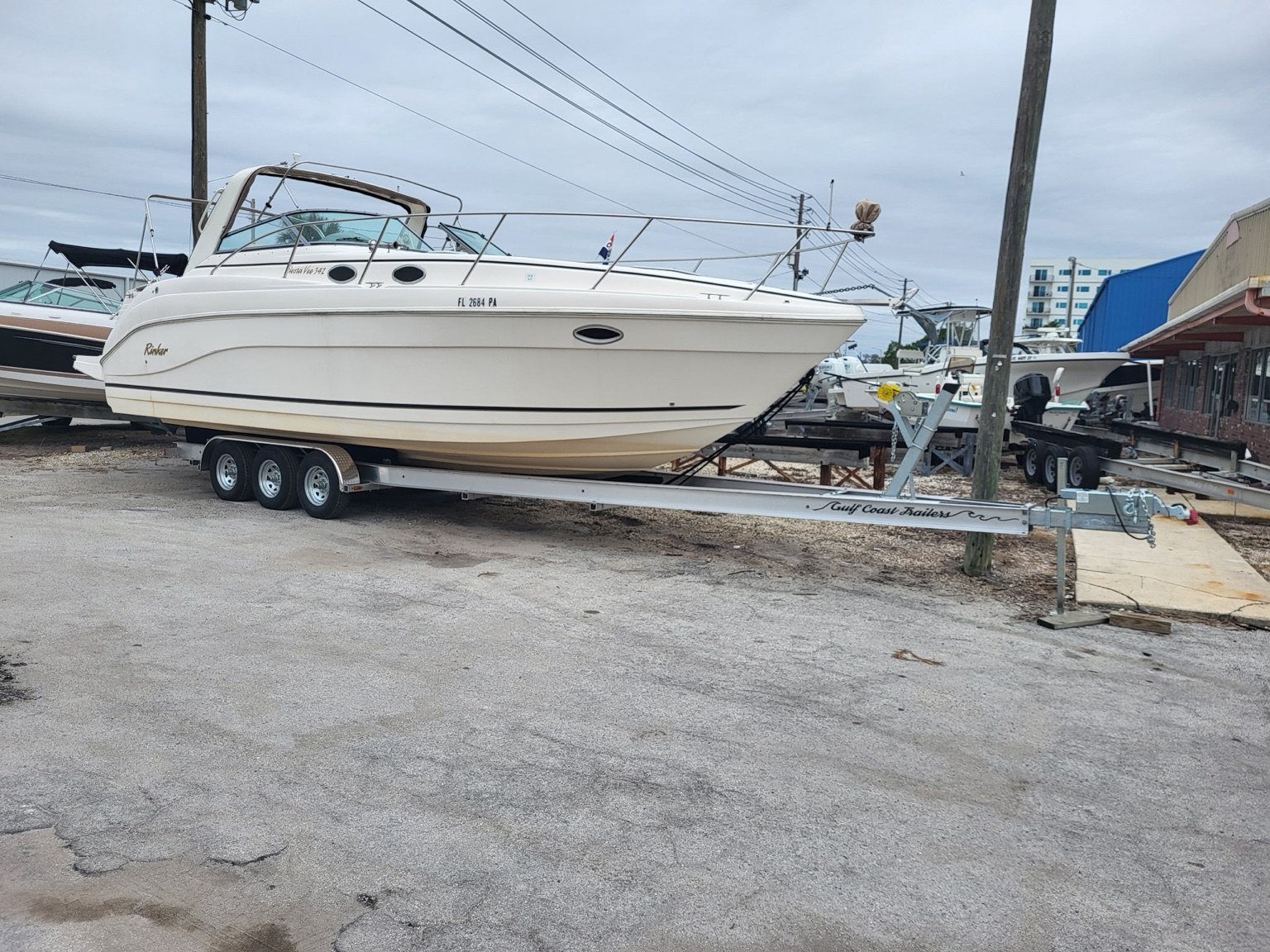 Rinker 342 Fiesta Vee · Full side profile