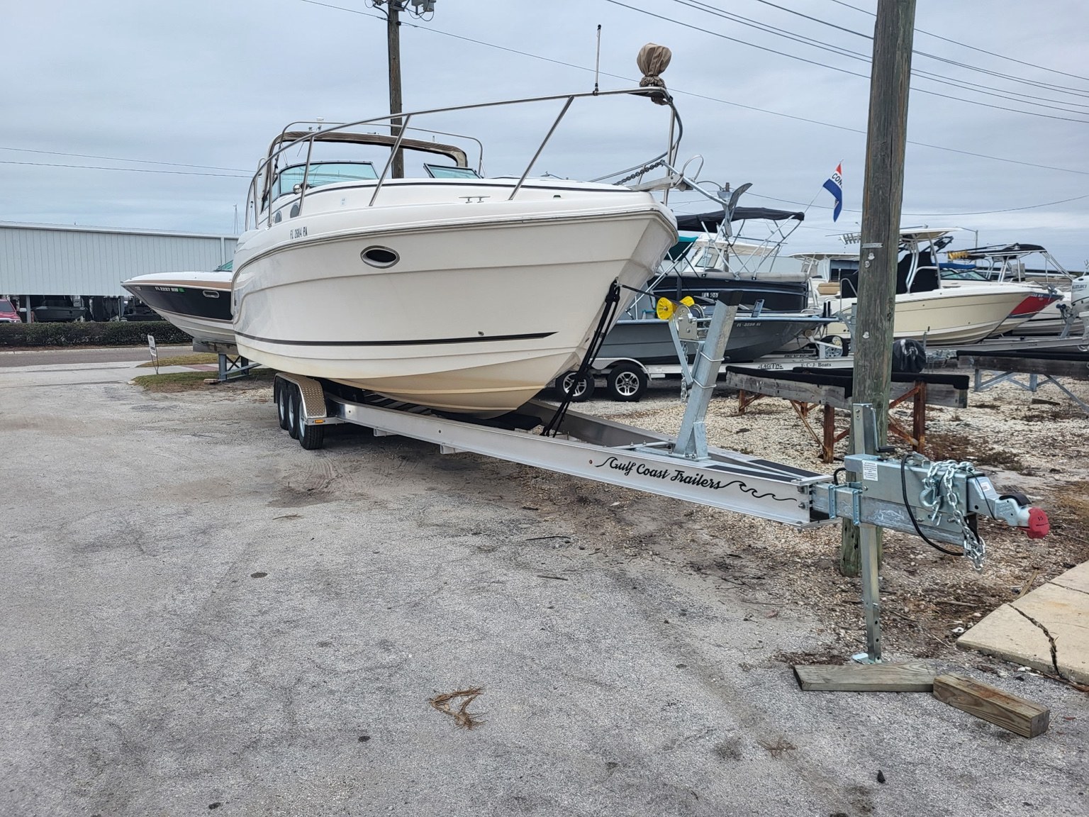Rinker 342 Fiesta Vee · Front three-quarter view