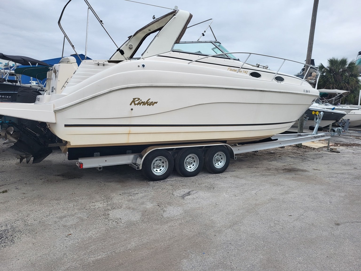 Rinker 342 Fiesta Vee · Rear three-quarter view