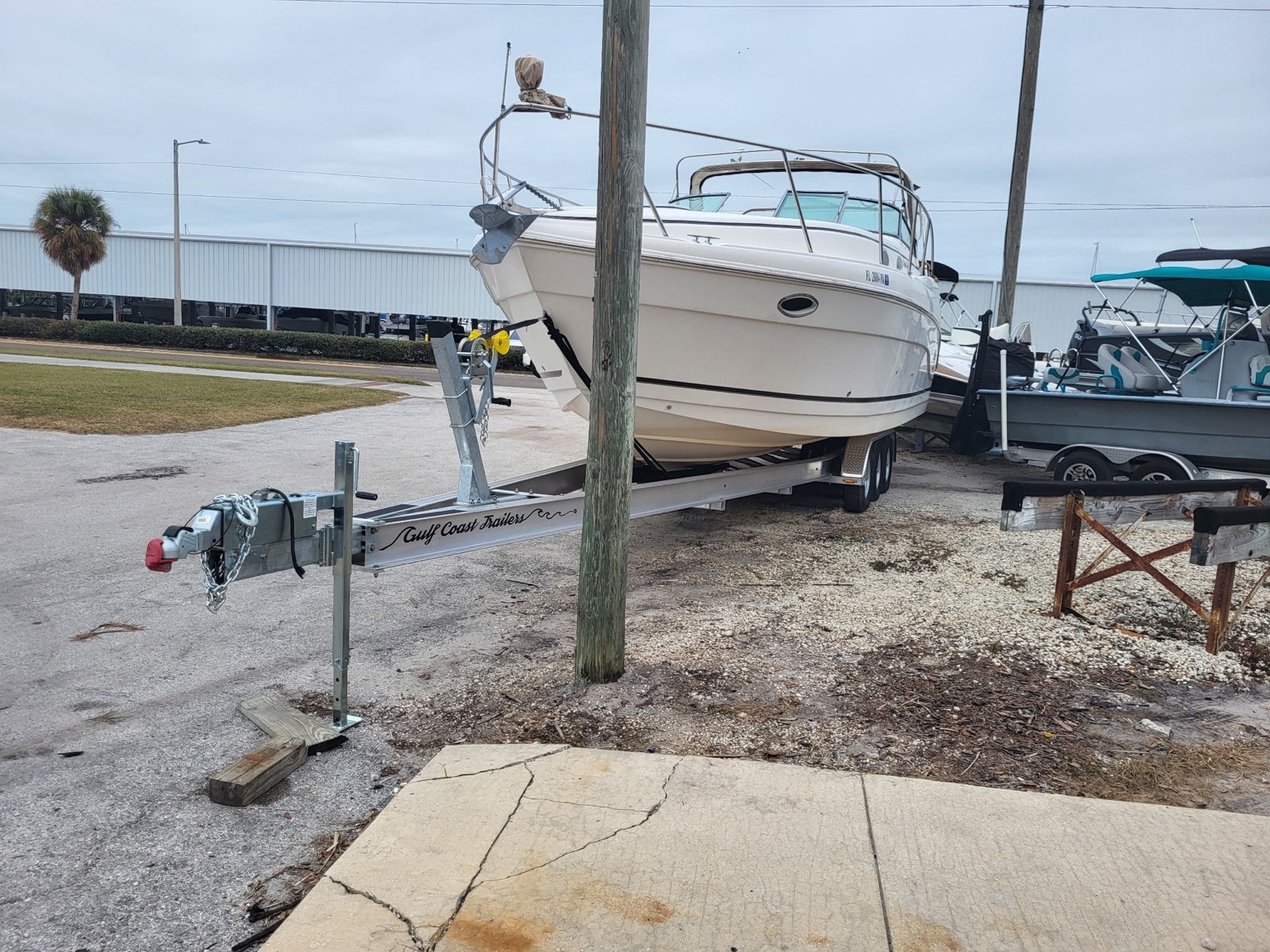 Rinker 342 Fiesta Vee · Opposite front view