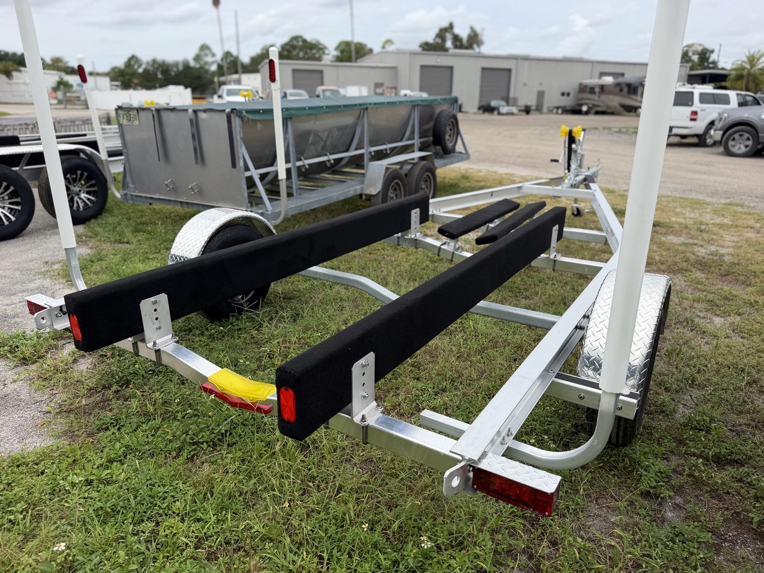 3.5K single-axle trailer · Rear hull-support bunks