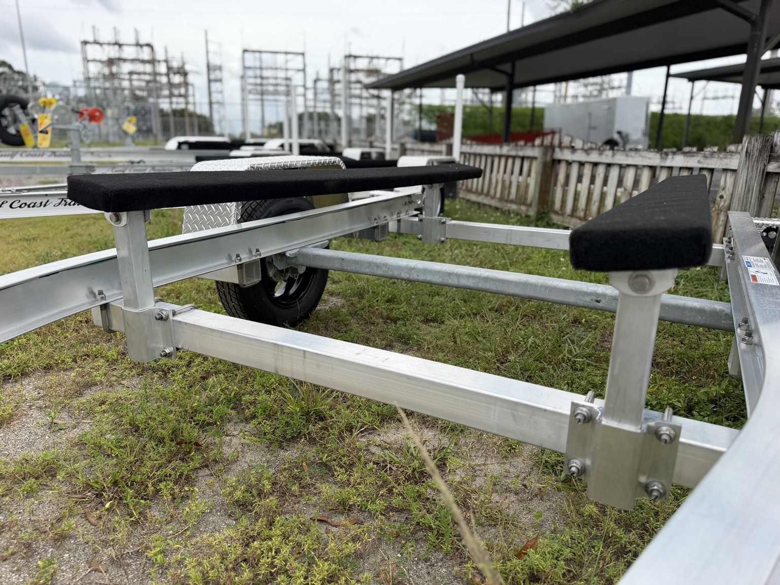 Skiff trailer · Forward hull support
