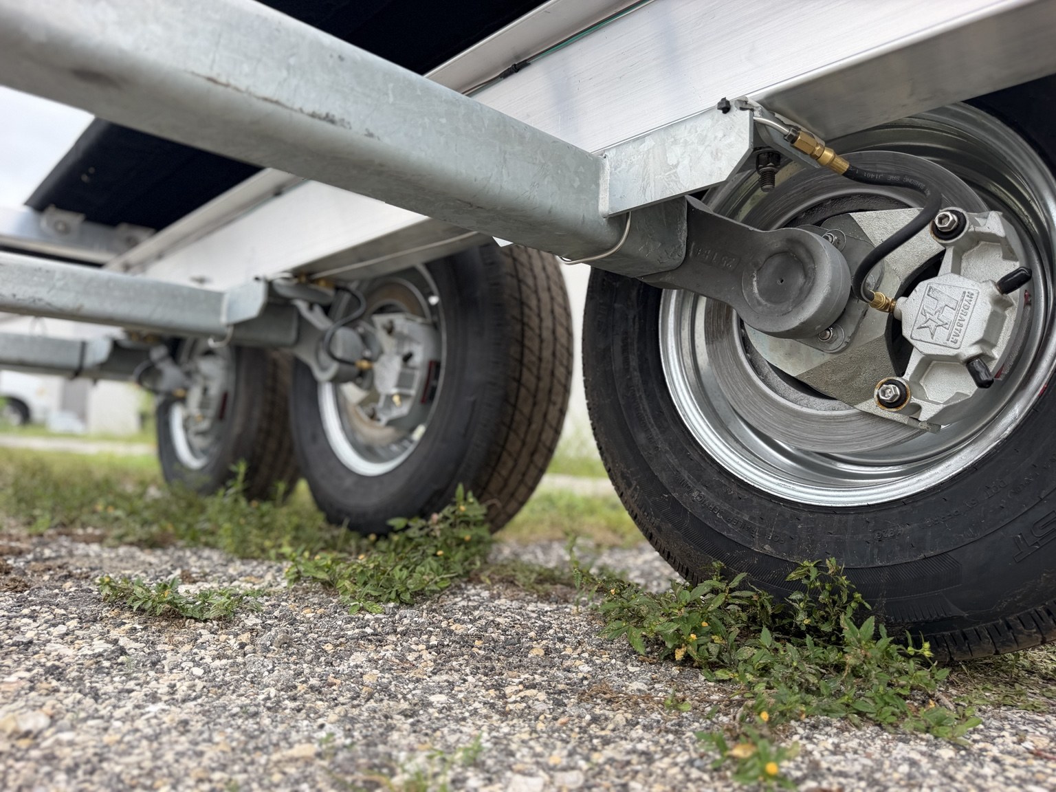 Triple-axle disc brake details · Inside view