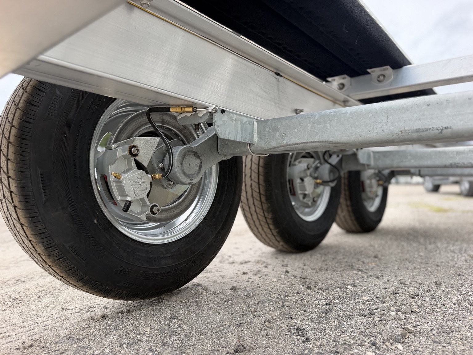 Triple-axle disc brake details · Opposite view